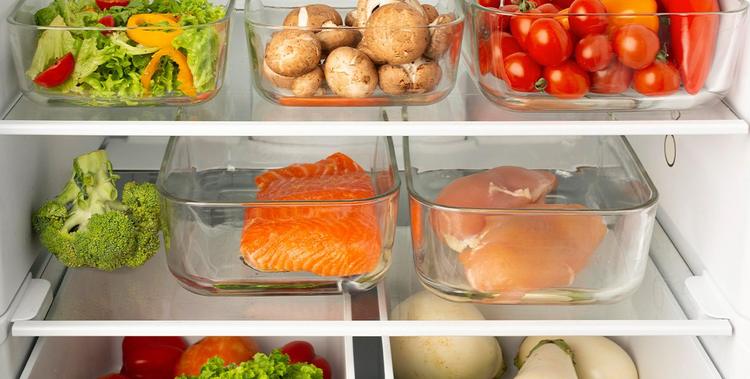  Vorratsdosen im Kühlschrank: Lachs, Salat, Brokkoli, Tomaten, Paprika, Lachs