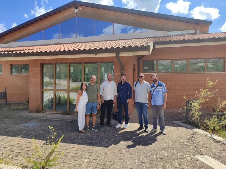 Prende ufficialmente il via un importante intervento di ammodernamento e valorizzazione della Piscina Comunale. Nella gi...