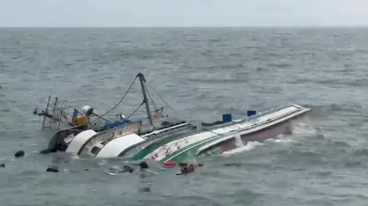 Barco de pesca naufraga no litoral do RS e momento é registrado em VÍDEO; todos conseguiram se salvar