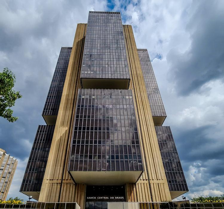 Ata do Copom evita sinalizar novos cortes na Selic e reforça preocupação com a inflação