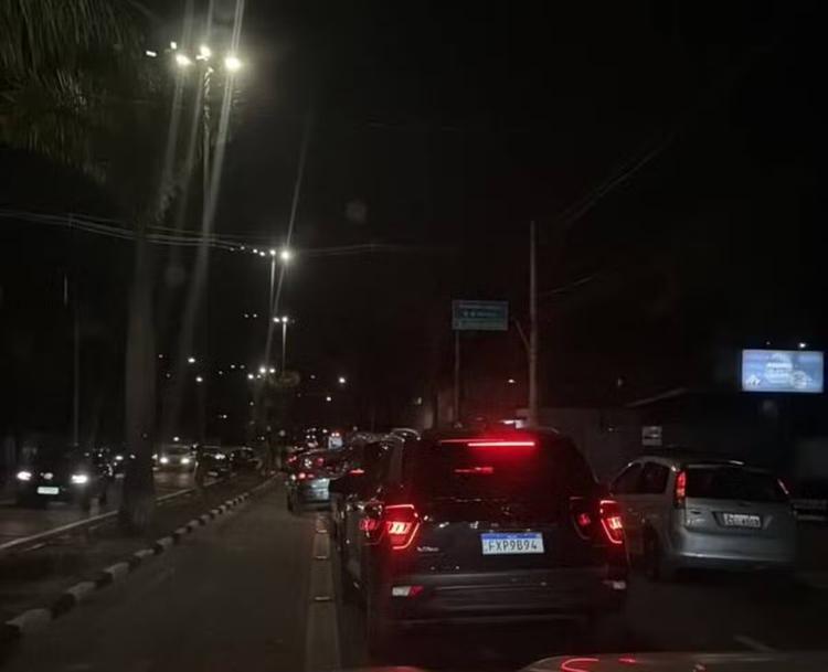 Acidente entre carro e moto causa congestionamento em avenida de Mogi das Cruzes