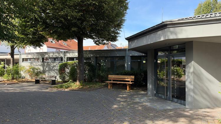 Die Jubiläumsbank steht - 10 Jahre Bürgerstiftung Hayna