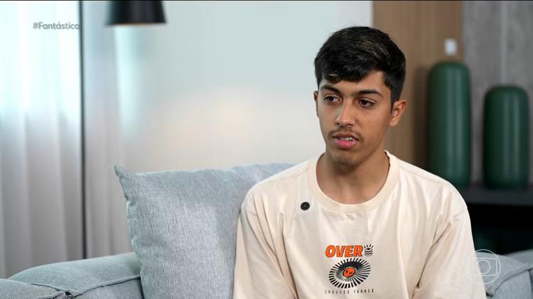 Jovem questiona 'desadoção' na Justiça após perder sobrenome de mães: 'Devolvido a ninguém'