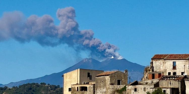 Etna, nuova intensa attività eruttiva: limitati i voli all'aeroporto di Catania