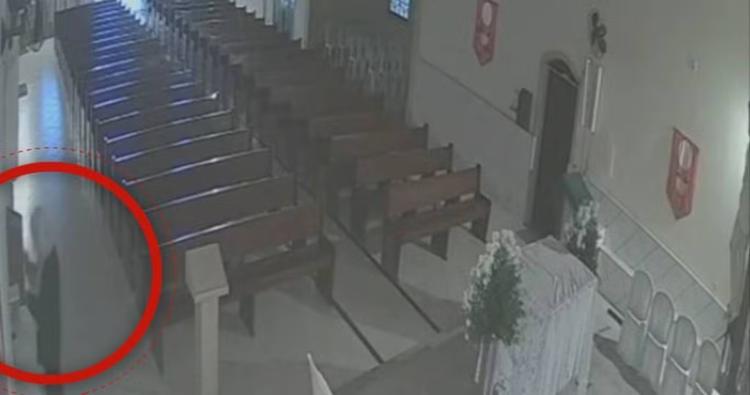 VÍDEO: Homem invade igreja, viola cofres de dízimo e furta dinheiro no sudoeste da Bahia