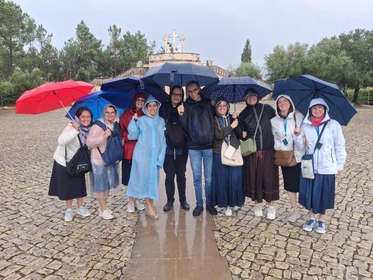 130 Servi della Sofferenza zu Füssen der Madonna von Fatima