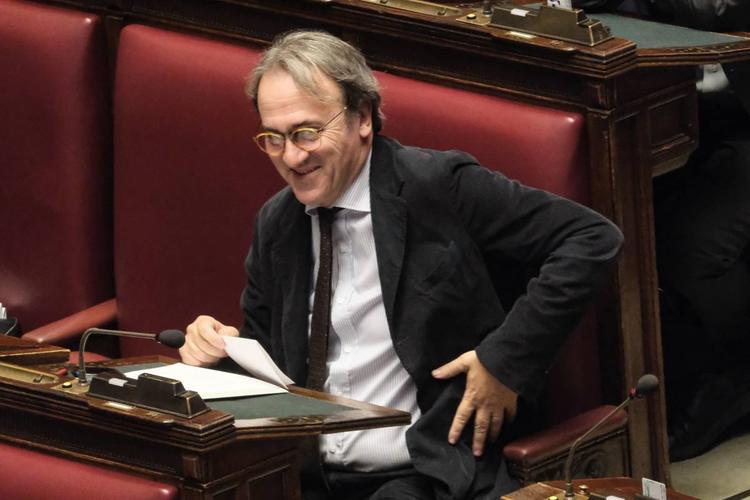 Bonelli “l’albanese” contro Rama: “Vende spiagge e isole”