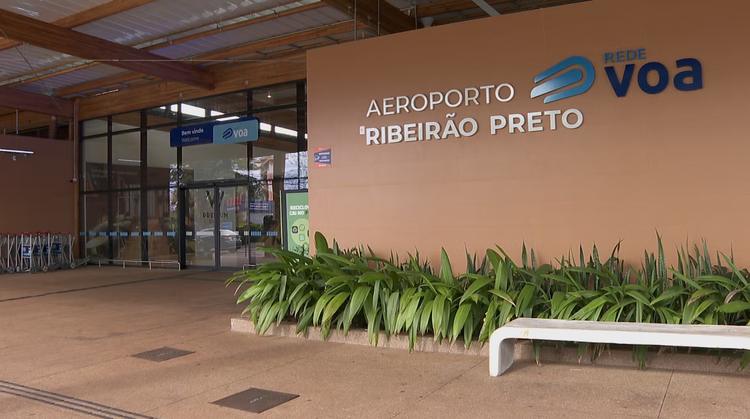 Avião com bebê a caminho de hospital fica por 1h no ar sem poder pousar em Ribeirão Preto por causa de furto de fios no aeroporto