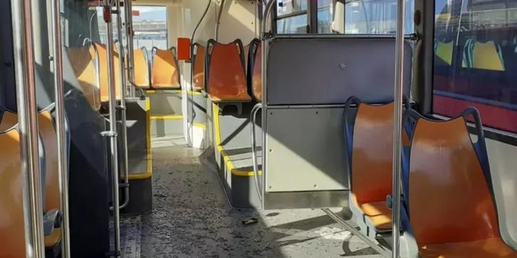 Lanciato un oggetto pesante dal cavalcavia contro un bus, ferita una passeggera a Catania