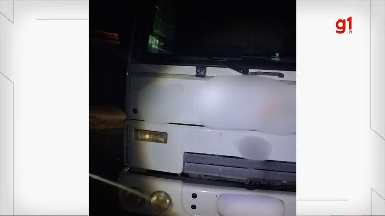 Homem morre atropelado por caminhão na PI-115; vítima estava cambaleando nas margens da pista, diz PM