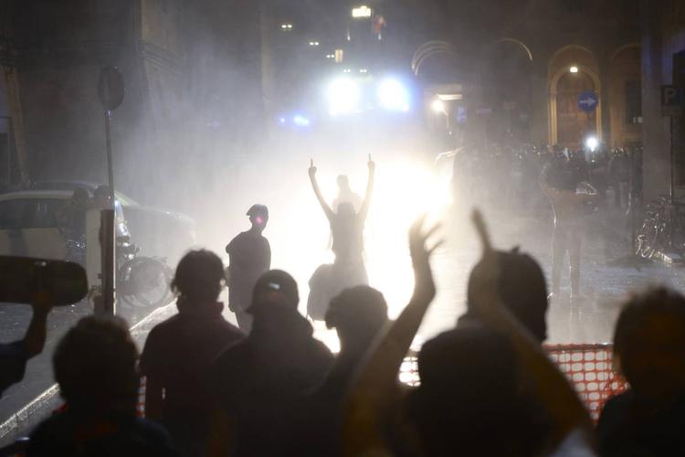 Bologna a ferro e fuoco, ma la sinistra coccola i violenti