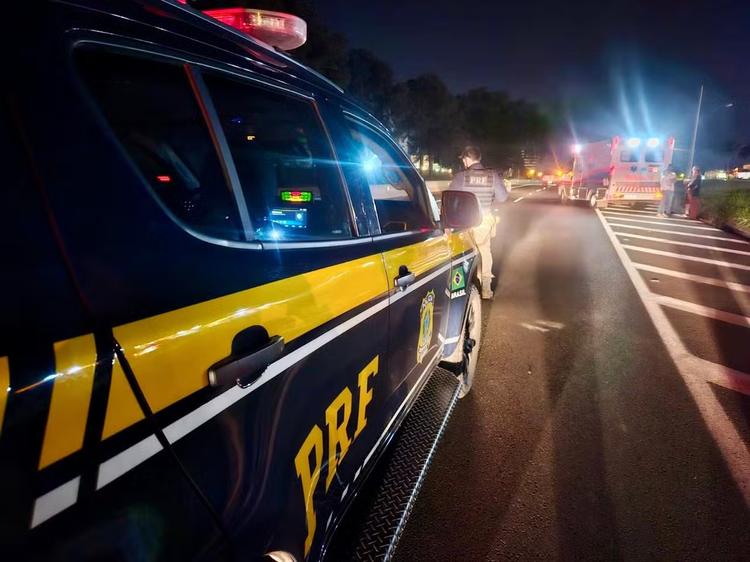 Mulher é presa suspeita de transportar 8 kg de droga dentro de ônibus na BR-230, no Sertão da Paraíba