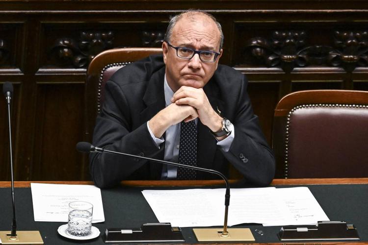 Valditara premia lo studente che ha difeso la prof accoltellata: "Istituiamo riconoscimento per giovani che realizzano valori del rispetto"