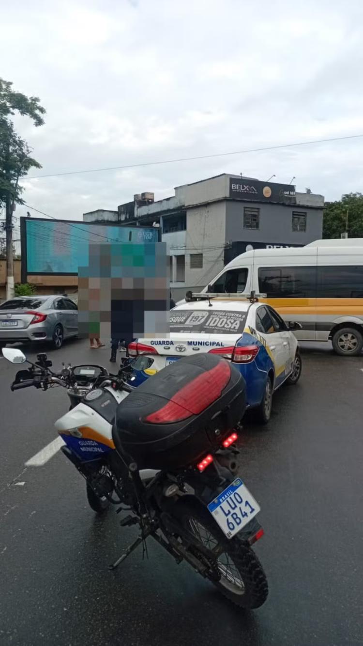 Acidente entre moto e van escolar deixa homem ferido em Volta Redonda