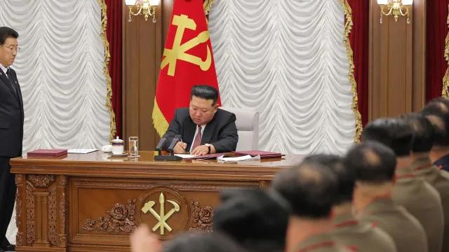 Líder da Coreia do Norte elogia "luta comum" e relação com a Rússia