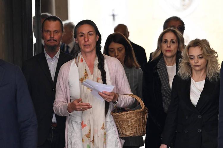 Famiglia nel bosco, la mamma non può vedere i figli nel giorno del compleanno