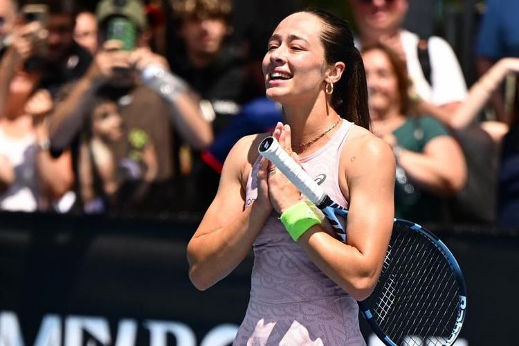 La Turque Zeynep Sönmez abandonne en double à Roland-Garros après s'être pris un panneau publicitaire