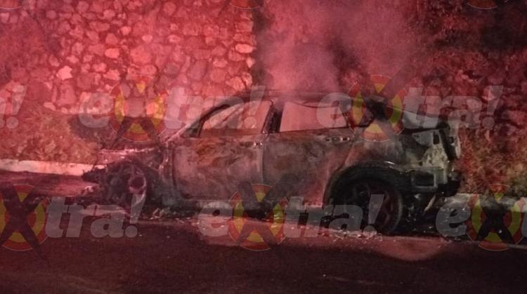 ¡Infierno en la pista! Auto se calcina en la Autopista del Sol y los ocupantes desaparecen