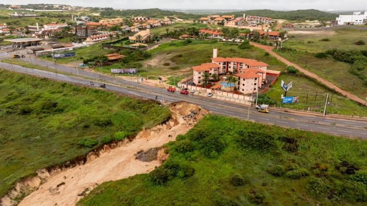 Falha na drenagem pode ter causado abertura de cratera após pista ceder na Grande Fortaleza