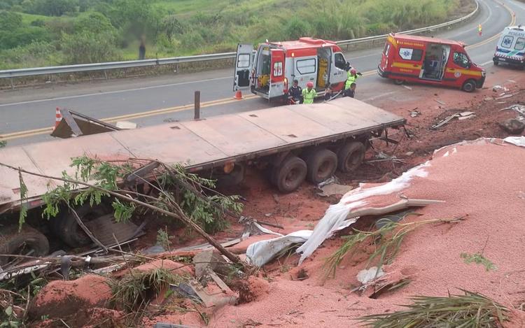 Motorista morre após carreta com fertilizantes bater contra árvores e rochas na MGC-491