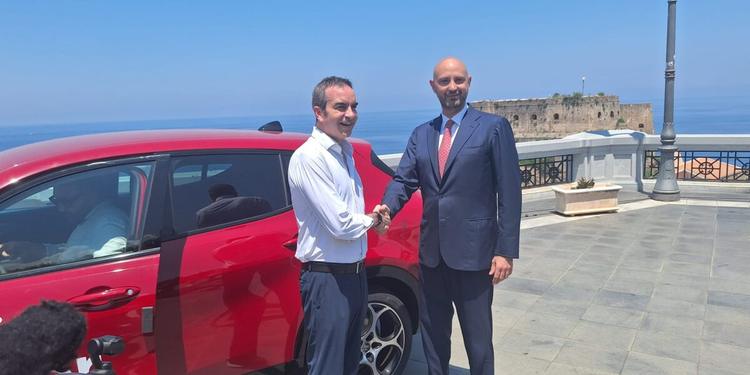 Uber X sbarca in Calabria, è la prima volta in Italia. Occhiuto: "Abbiamo liberalizzato il mercato". Sull'alta velocità: "Il miliardo che manca lo troviamo con il dual use"