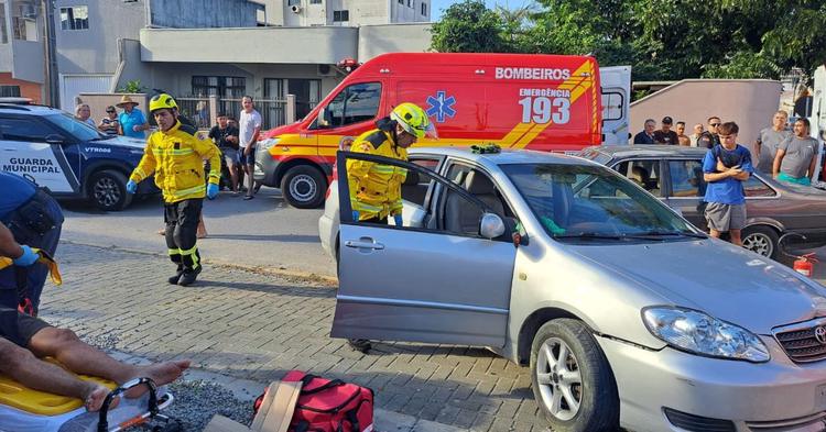 Colisão em Itapema deixa vítima presa nas ferragens e mobiliza bombeiros