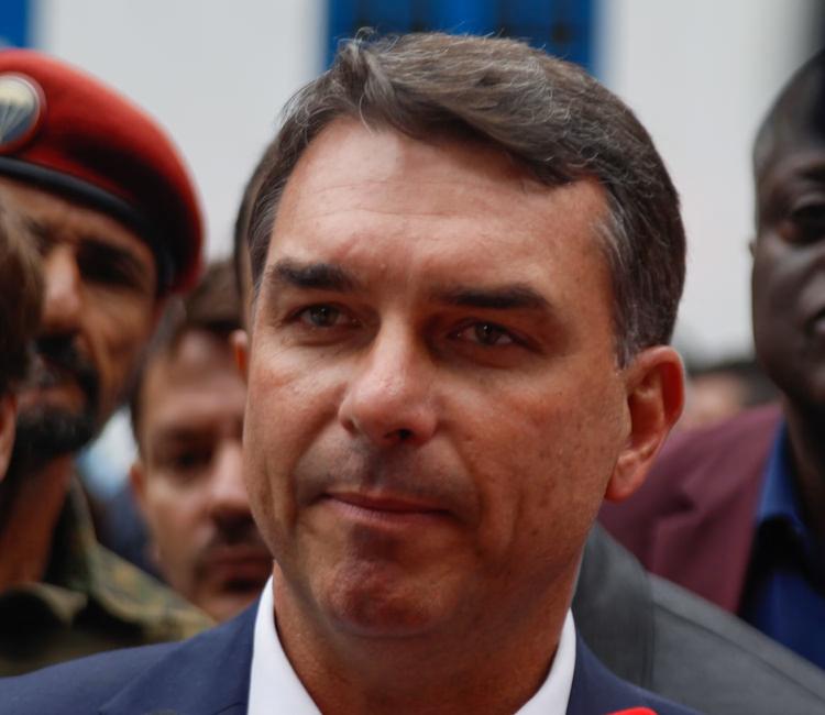 Moraes dá 15 dias para PGR decidir sobre investigação contra Flávio Bolsonaro por calúnia a Lula