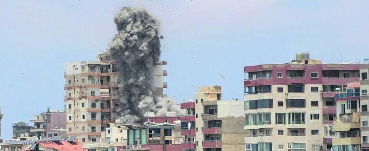L'Idf bombarda il Libano: 30 morti. Teheran abbatte un elicottero Usa