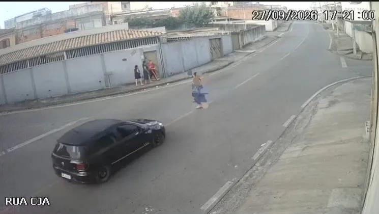 VÍDEO: Mulher é atropelada e motorista foge sem prestar socorro em MG