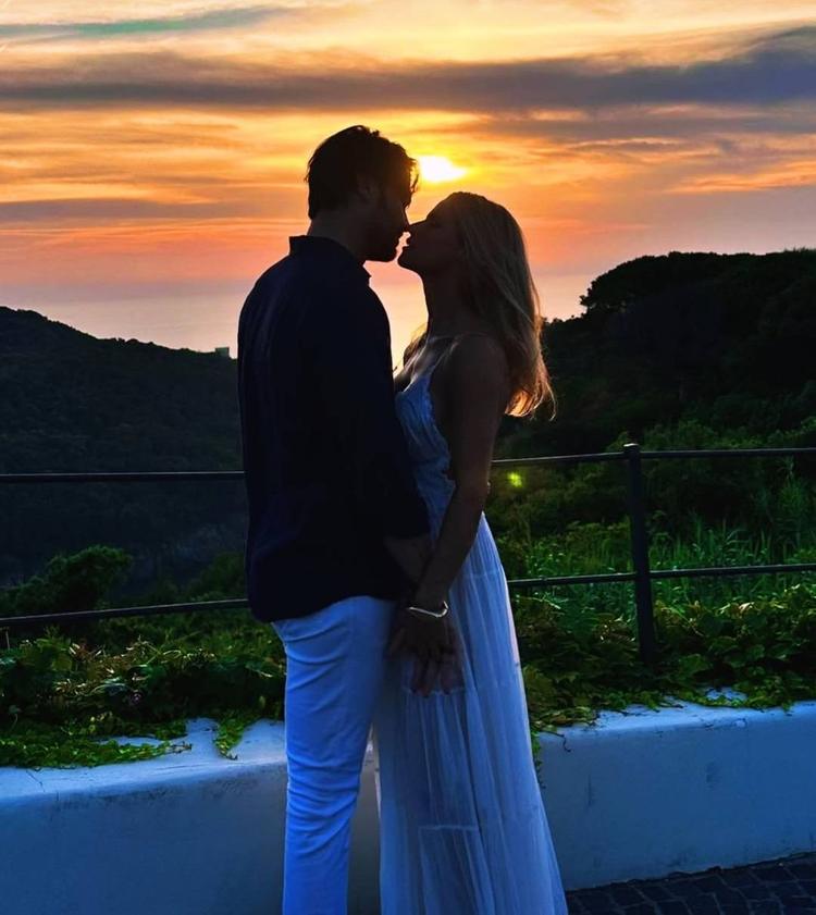 Michelle Hunziker e Giulio Berruti ufficializzano la relazione. La prima foto insieme sui social