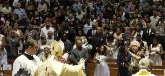 155 casais oficializam união em casamento coletivo na Catedral Metropolitana do Rio