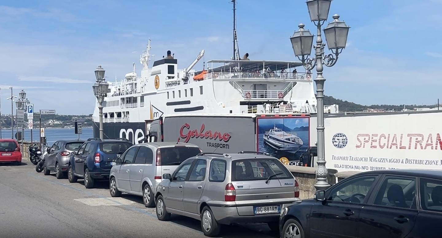 Pozzuoli, stop ai bus turistici diretti o provenienti da Ischia e Procida nel porto