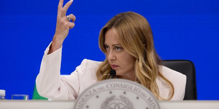 Bollo auto, Meloni: «Non vale solo per il 2027». Scintille con Renzi