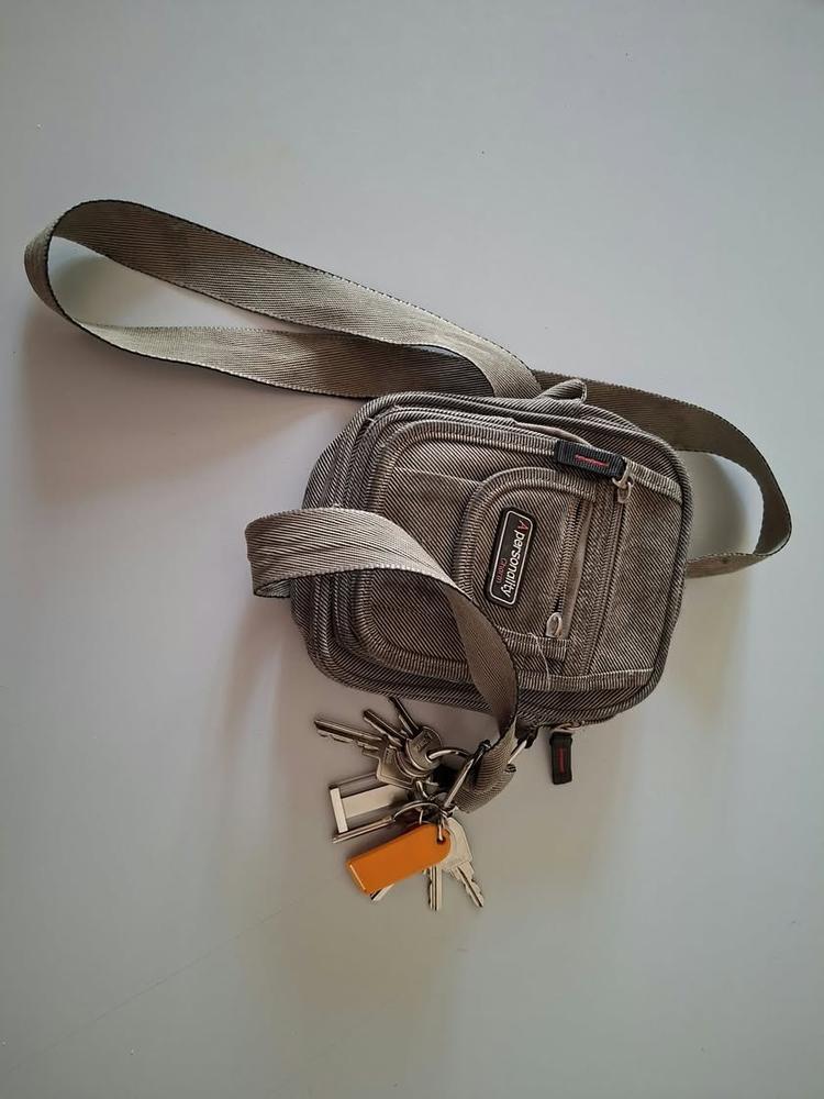 Comunichiamo che è stato trovato un mazzo di chiavi e un borsello in Via Luigi Capuana.  Chi li riconosce può ritirarli...