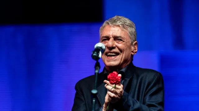 Justiça do Rio decide a favor de Chico Buarque contra a Meta