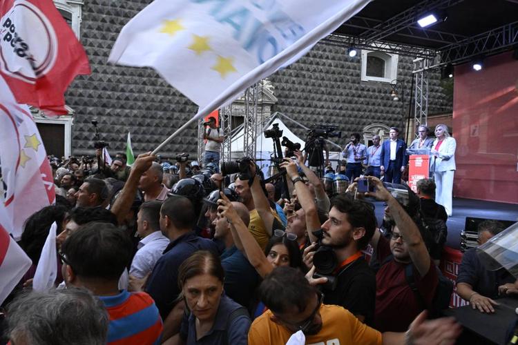 “Vergogna, fuori”. Potere al popolo manda in tilt la piazza del campo largo a Napoli