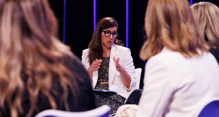 Lorena Bustabad, colaboradora de El Confidencial, moderando la mesa. 