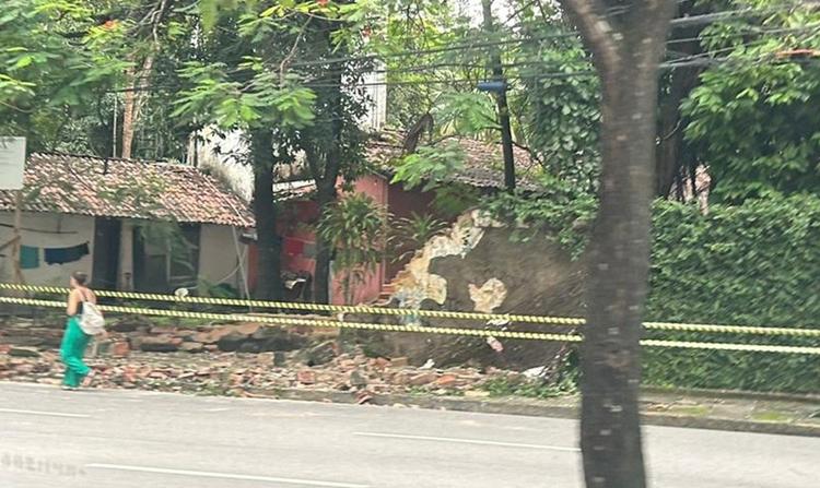 Muro de casarão que pertence a Anita Harley, do documentário 'O Testamento', desaba no Recife