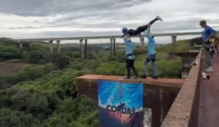 Justiça torna réus presos por morte de jovem lançada sem cordas em rope jump