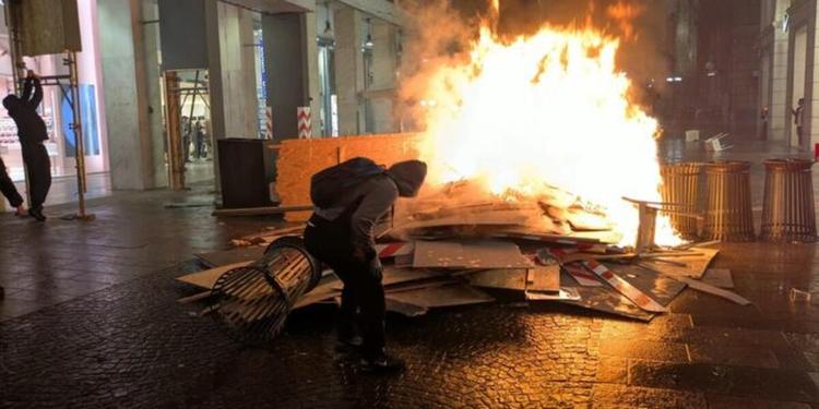 Guerriglia a Milano, dodici arrestati: cinque sono minorenni