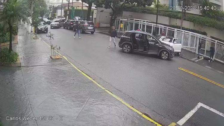 Troca de tiros entre polícia e quadrilha de roubo a residências deixa um morto na Zona Oeste de SP