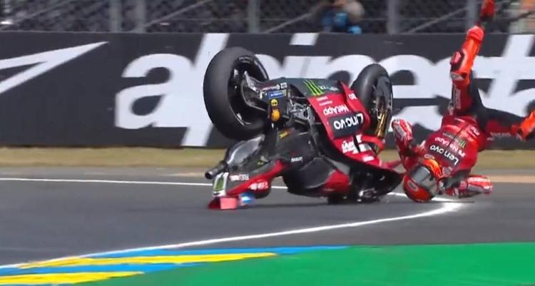 Terribile highside all’ultimo giro della Sprint: dopo il volo Marc Marquez riporta la frattura del piede: “Sarà operato”