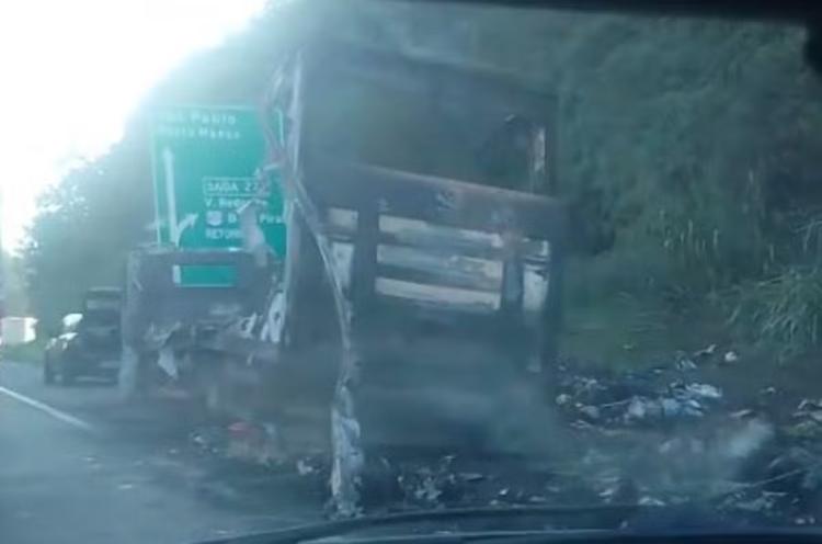 Caminhão pega fogo na Via Dutra, em Barra Mansa