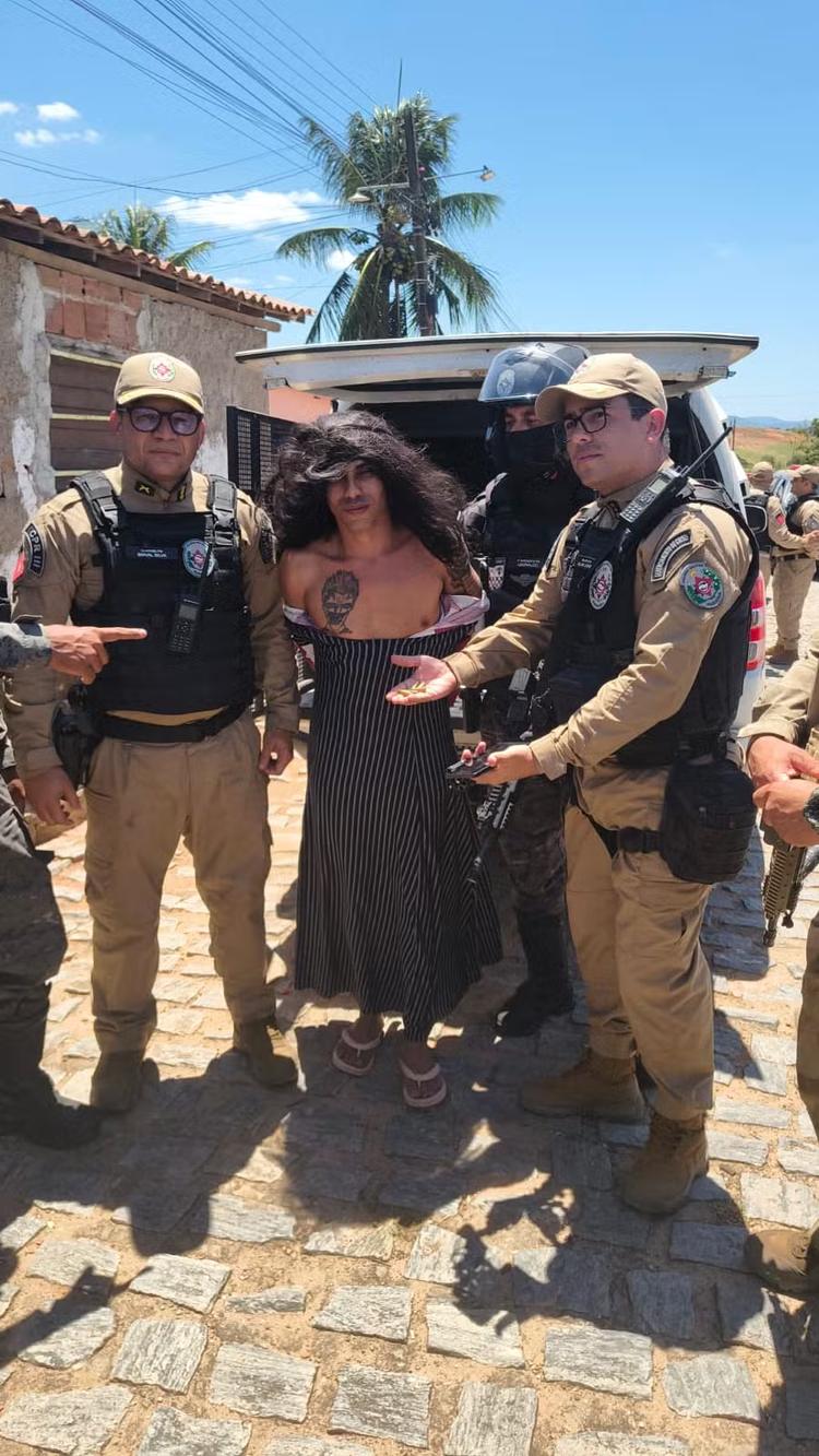 Criança encontrada no colo de suspeito de homicídios preso vestido de mulher na PB não era parente dele, diz polícia