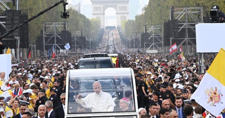 Leone star sugli Champs-Elysees, in 800mila alla messa. Il Papa sprona i cattolici francesi: "Non nascondetevi, rinnovate la nazione"