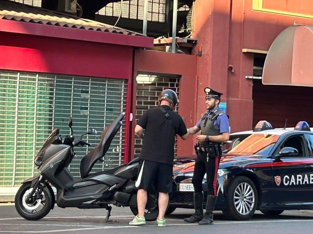 Casandrino, fermati in scooter con 1600 euro e materiale elettorale: scattano sequestro e denuncia