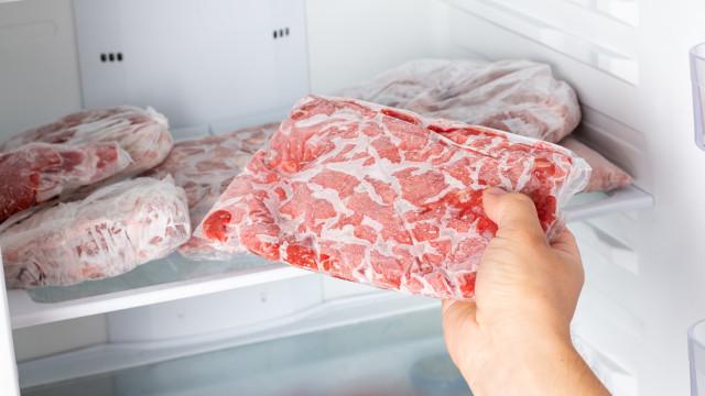 As nove coisas que deve evitar fazer ao descongelar a carne