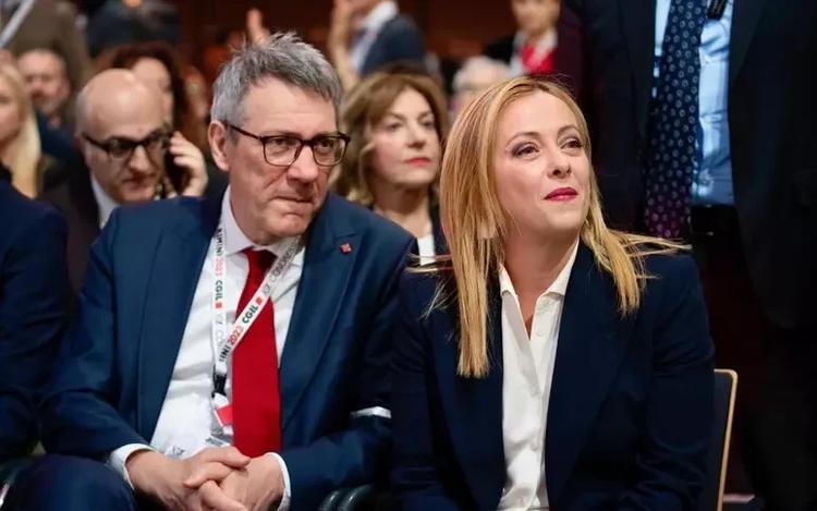 Fidanza (FdI) accusa la Cgil: "Si sono voltati di spalle mentre La Russa leggeva il messaggio di Mattarella". Meloni: "Gesto grave e vergognoso". La replica di Landini: "Non ci giriamo mai dall'altra parte"