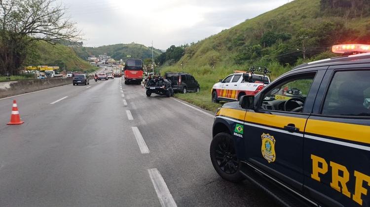 Queda de carga de granito provoca acidentes e interdita a Via Dutra, em Barra Mansa
