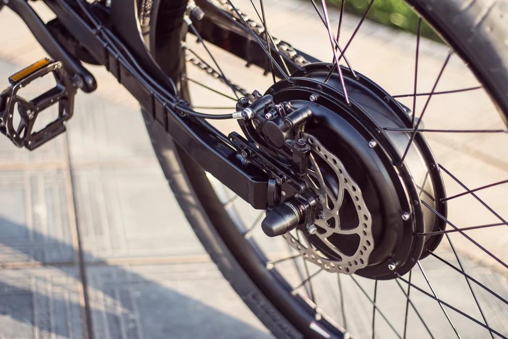 Furto di e-bike a Paestum nei pressi del Museo: catene tranciate con un’ascia